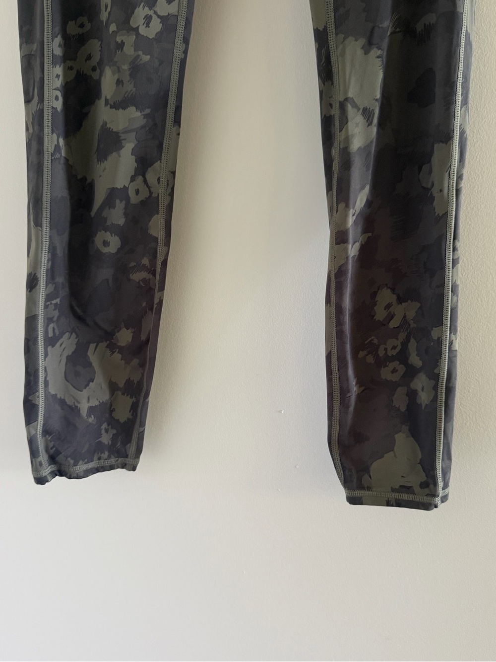 Vuori Stride Leggings Small Green Camo High Rise 7/8 Running Yoga Side Pocket - Picture 4 of 14